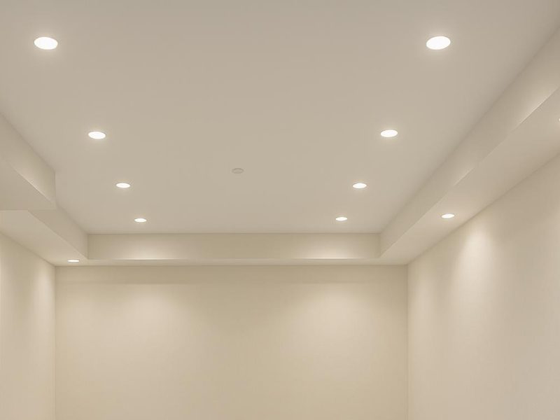 Forro de drywall com sanca e iluminação embutida em residência na Barra Norte
